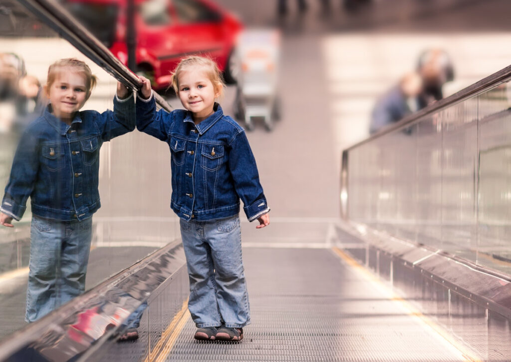 Kinderen op de roltrap